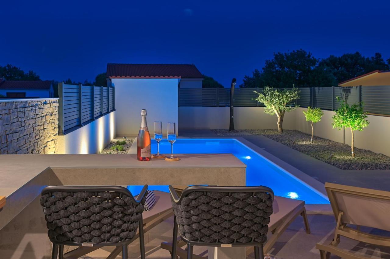 Apartment Zala With Private Pool Liznjan Exterior photo